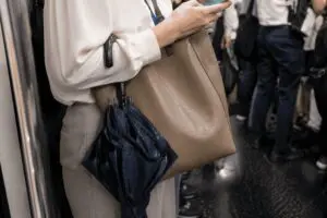 電車内、隣にいた乗客の“コレ”に不快感… 約6割が経験「どうにかならないのかな」