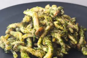 しめじ1袋が10分で主役級おつまみに ポリ袋で作る「青のりしめじ」