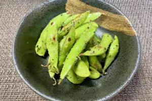 枝豆は茹でずにフライパンで“焼いて” クレイジーソルトで最高のおつまみに