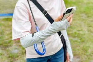 「傘で手が塞がる」問題をわずか110円で解決…　セリアの“天才的アイテム”が話題に