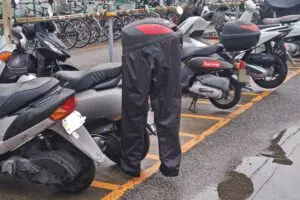 雨上がりの駐車場で目撃された「あり得ない下半身」にドライバー驚愕　「幽霊かと思った」の声も…