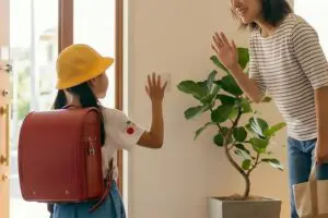 登校中に地震発生で、親たち悲鳴…　子供に教えたい「ランドセルをつかった避難方法」が有効だった