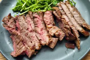 笠原将弘さん、安いステーキ肉が最高においしくなるコツ　フライパンで焼く前に…
