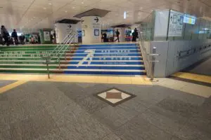 東京駅の暗殺現場、地面に残された「2つの目印」が話題　「知らずに歩いてた…」と驚きの声