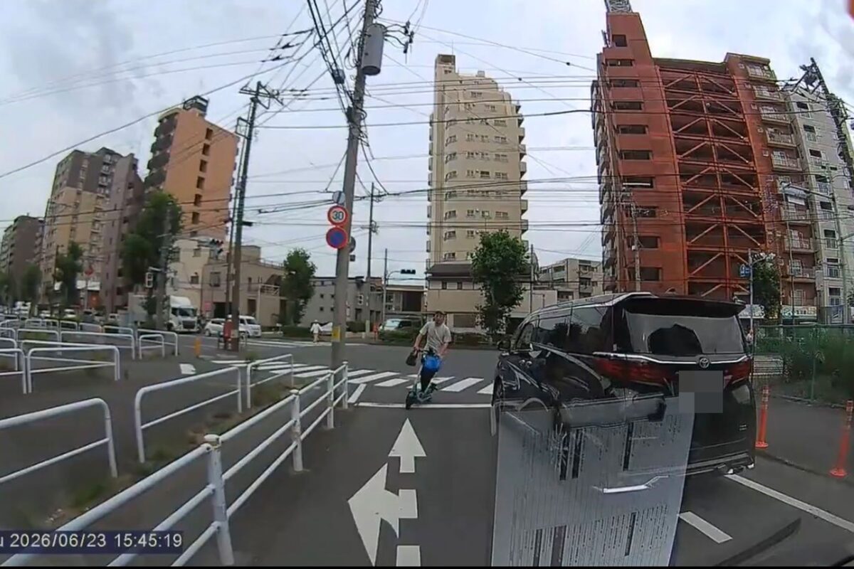 信号無視して右側走行するLUUPユーザー
