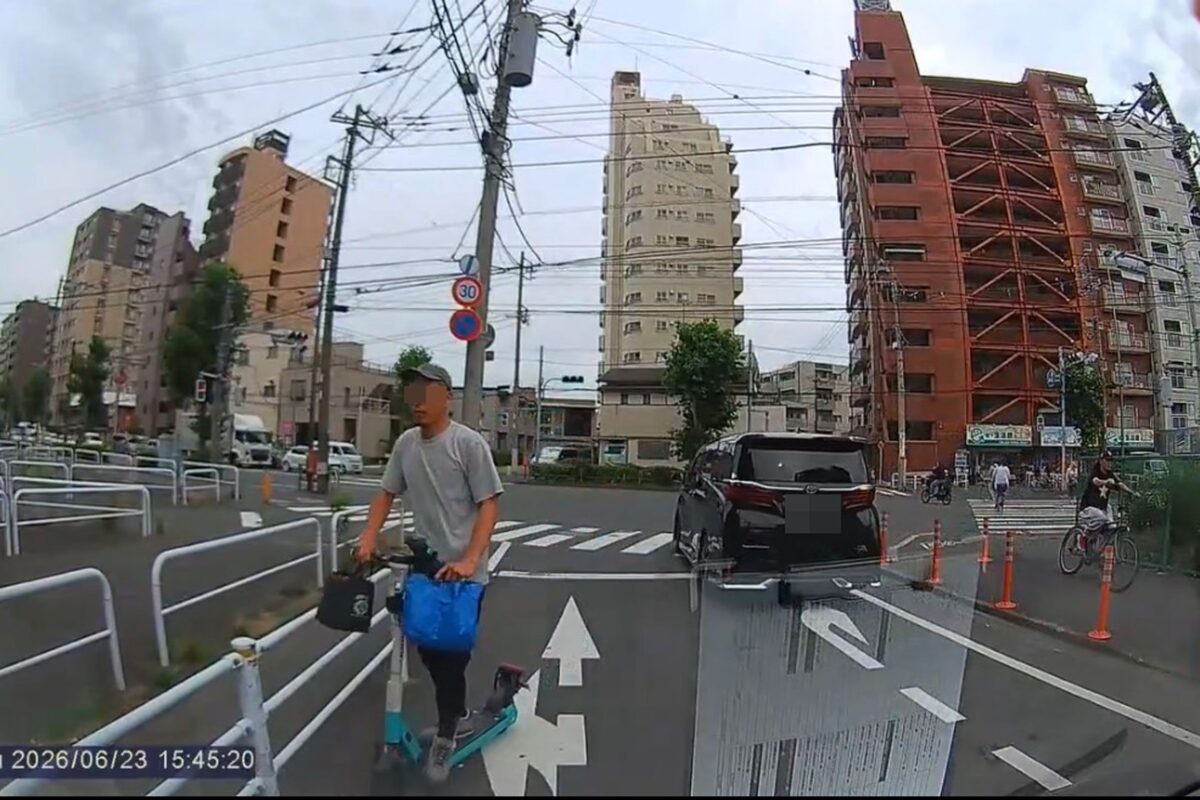 信号無視して右側走行するLUUPユーザー