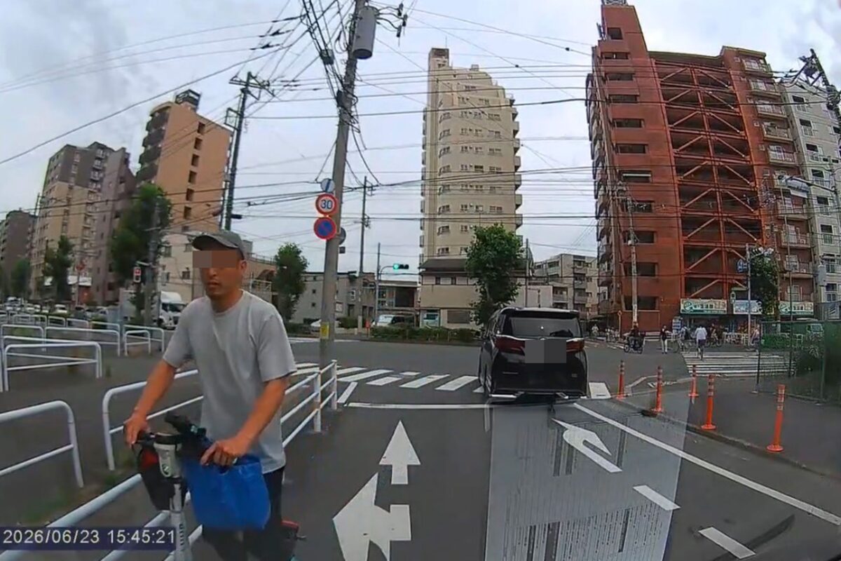 信号無視して右側走行するLUUPユーザー