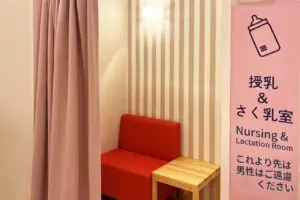 ショッピングモールの授乳室で片言男性の声に「心臓バクバク」共感集まる　「不親切すぎる表記」に疑問の声
