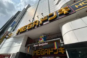 渋谷ドンキの水槽に出現した謎の物体、その正体が「最高すぎる」と話題 これには熱帯魚もニッコリ