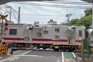 踏切に突如現れた電車、とんでもない形状に「初めて見た…」と驚きの声　JR東日本に「謎デザインの理由」聞いた