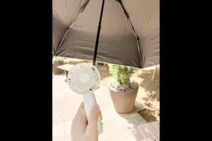 日傘にハンディファンと忙しい…手が塞がらない「画期的なアイテム」 これ最強すぎん?