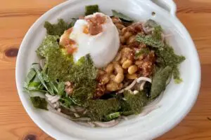 食欲がない日は全部コレでいい　梅だれとネバネバ具材の「冷やしそば」