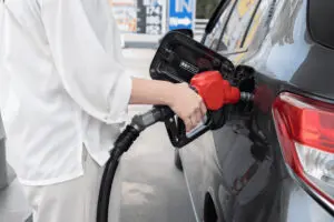 ガソリン給油時、約3割が“危険な使い方”している可能性　冷房つける時期は要注意