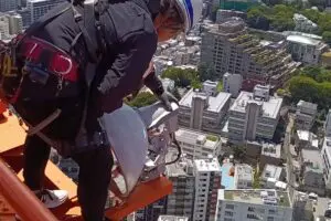 東京タワーの電球交換、目を疑う方法に「怖すぎる」とネット民驚愕　広報は「180個全てを手作業で」と説明