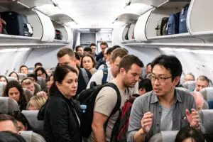 飛行機で出口に急ぐ行為「どう思いますか?」ネット共感 「数秒しか変わらない」「群衆心理怖い」