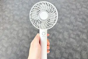 35℃超える日にハンディファンの“その使い方”は危険… 「こうする」だけで熱中症も怖くない