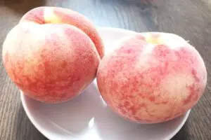 「桃を長持ちさせる方法」が目から鱗…　台所に“あるモノ”でふんわり包むだけ「知らなかった！」
