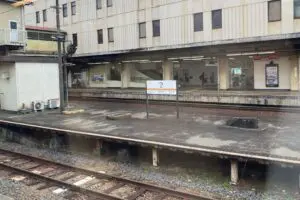 車窓から見えた謎の駅名、あり得ない1文字にネット民驚愕 「地元民でも間違える」と話題に…