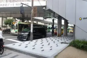 大阪駅前の地面に現れた無数のブロック、「排除アート」と波紋呼ぶが… 市は「迷惑行為への対策」と説明