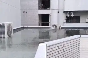 「室外機の音がうるさい！」→現場に駆けつけたオーナー驚愕　原因は「排水口の泥」と判明
