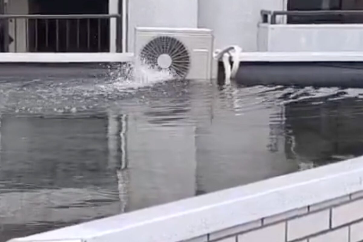 浸水で大ピンチの室外機