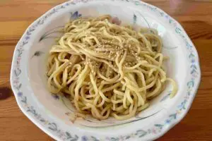 もう冷やし中華の麺は茹でない　焼きそば麺を1分30秒チンするだけ