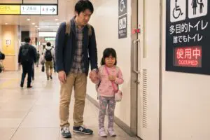 トイレ前で女児を連れた父親が困っていて… 見かねた女性の“勇気ある行動”に称賛「尊敬しかない」