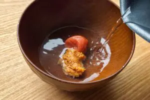 土井善晴さんの「うめぼしみそしる」に目からウロコ　味噌と梅干しに熱湯を注ぐだけ