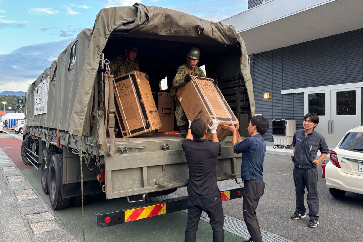エアコンを搬入する自衛隊