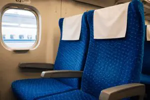 新幹線でトイレ行きたくなったとき… 約7割が「あること」気にして我慢する人も
