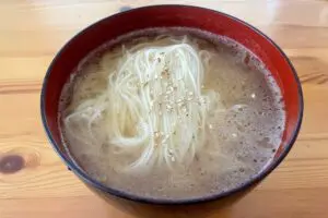 そうめんで作る本格「冷やしラーメン」　混ぜるだけのスープが具なしでもウマすぎた