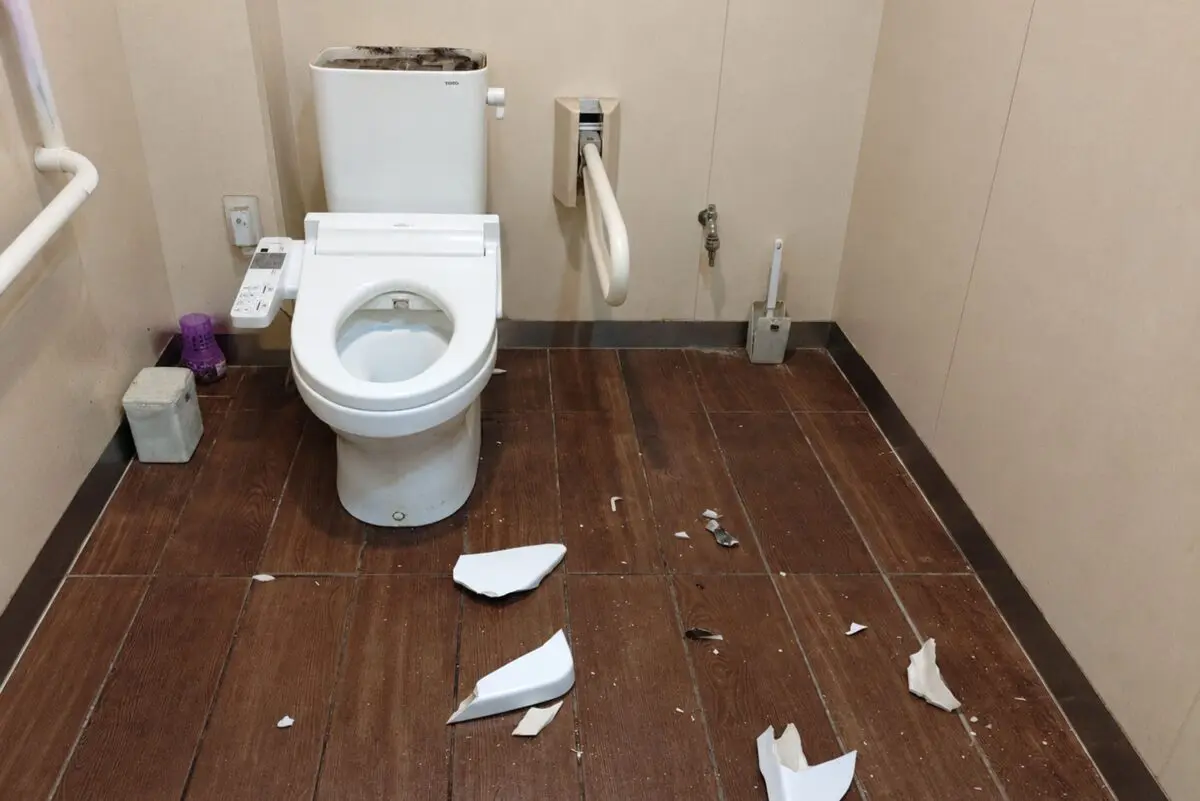 コンビニで泥酔した外国人男性、トイレを破壊するも「日本語ワカラナイ」　現場の光景が「酷すぎる」と話題