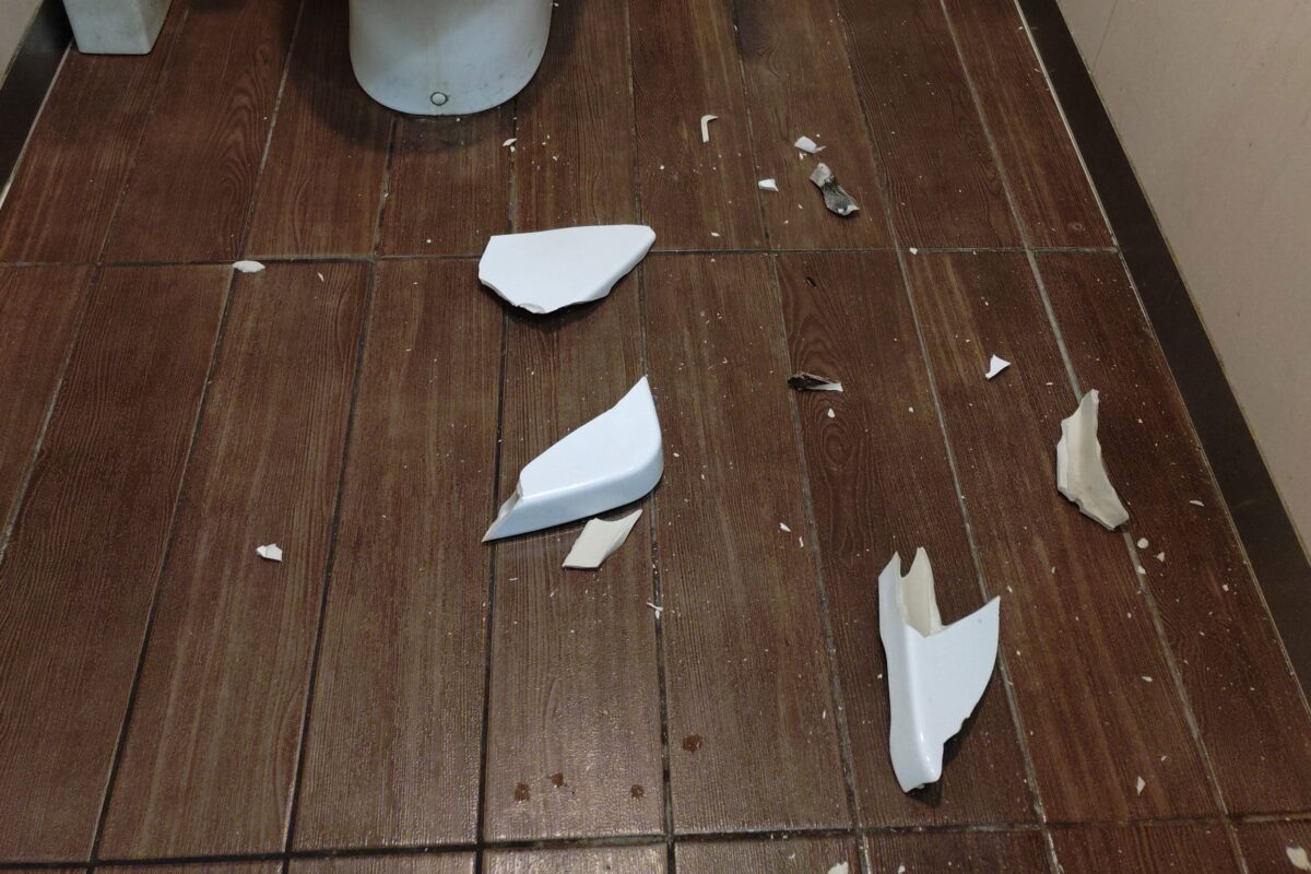 破片が散らばったコンビニトイレ