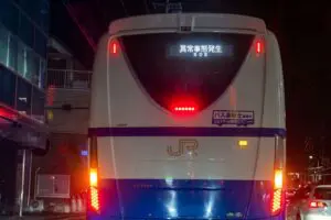 運転中に前方のバスに起こった異変、全国のドライバーが戸惑うも…　警察は「すぐ110番して」