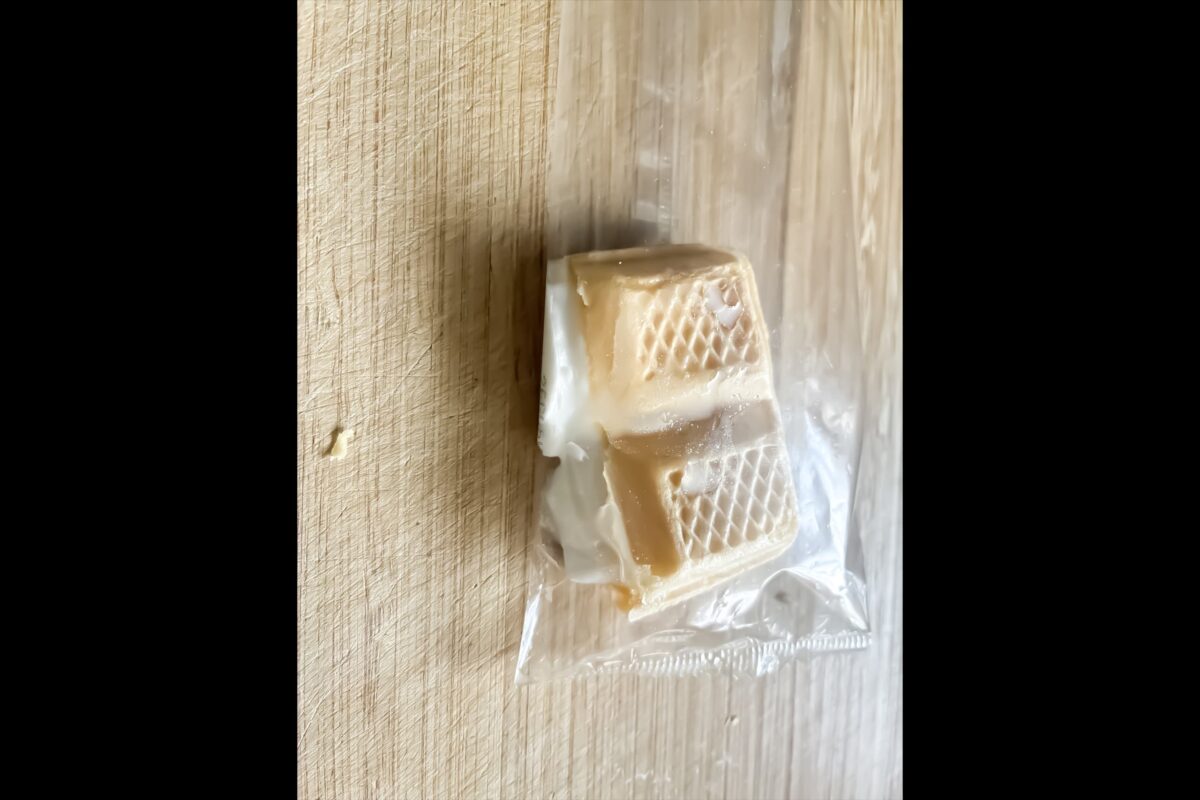 溶けたアイス・モナカ