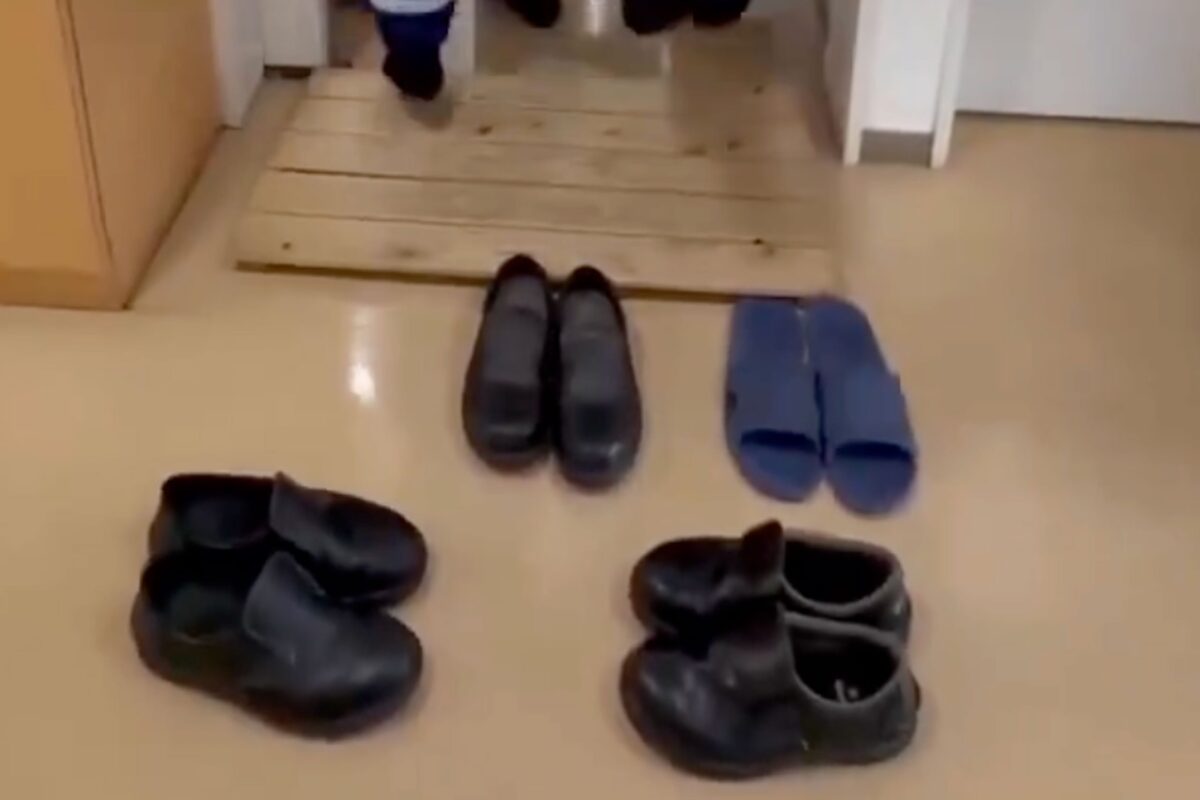救急現場での靴の脱ぎ方
