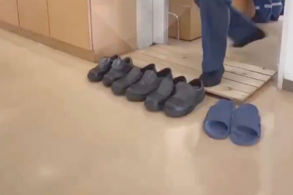 救急現場での靴の脱ぎ方