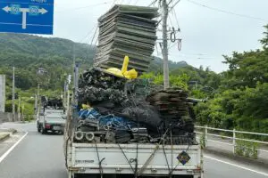 普通に道路を走る恐ろしいトラック、荷台の積載が「違法では？」と波紋　警察も「2つの違反」の可能性指摘