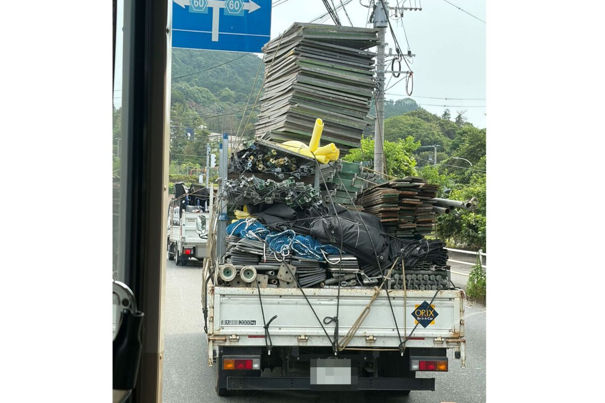 危険な積載のトラック