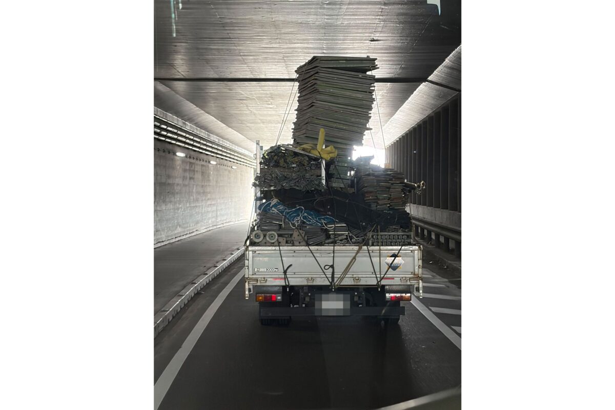 危険な積載のトラック
