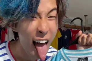 日本人ユーチューバー、韓国アイドルに人種差別ジェスチャーして炎上 「意味が分からない」と怒りの声相次ぐ