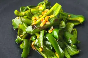 驚くほどパリパリ　強火で炒める「無限ピーマン」が本格中華の味