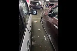駐車中の車が水没したとき、専門家が「絶対にやってほしくない行動」は…　「火災が発生する恐れ」