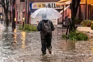 豪雨で道路が冠水したとき、子供やお年寄りに「持たせたいモノ」　あるだけで命を守れるかも…