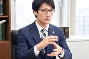弁護士のインタビューでよくみる“あのポーズ”の真相は…　「謎が解けた」「比喩とかじゃないんだ」