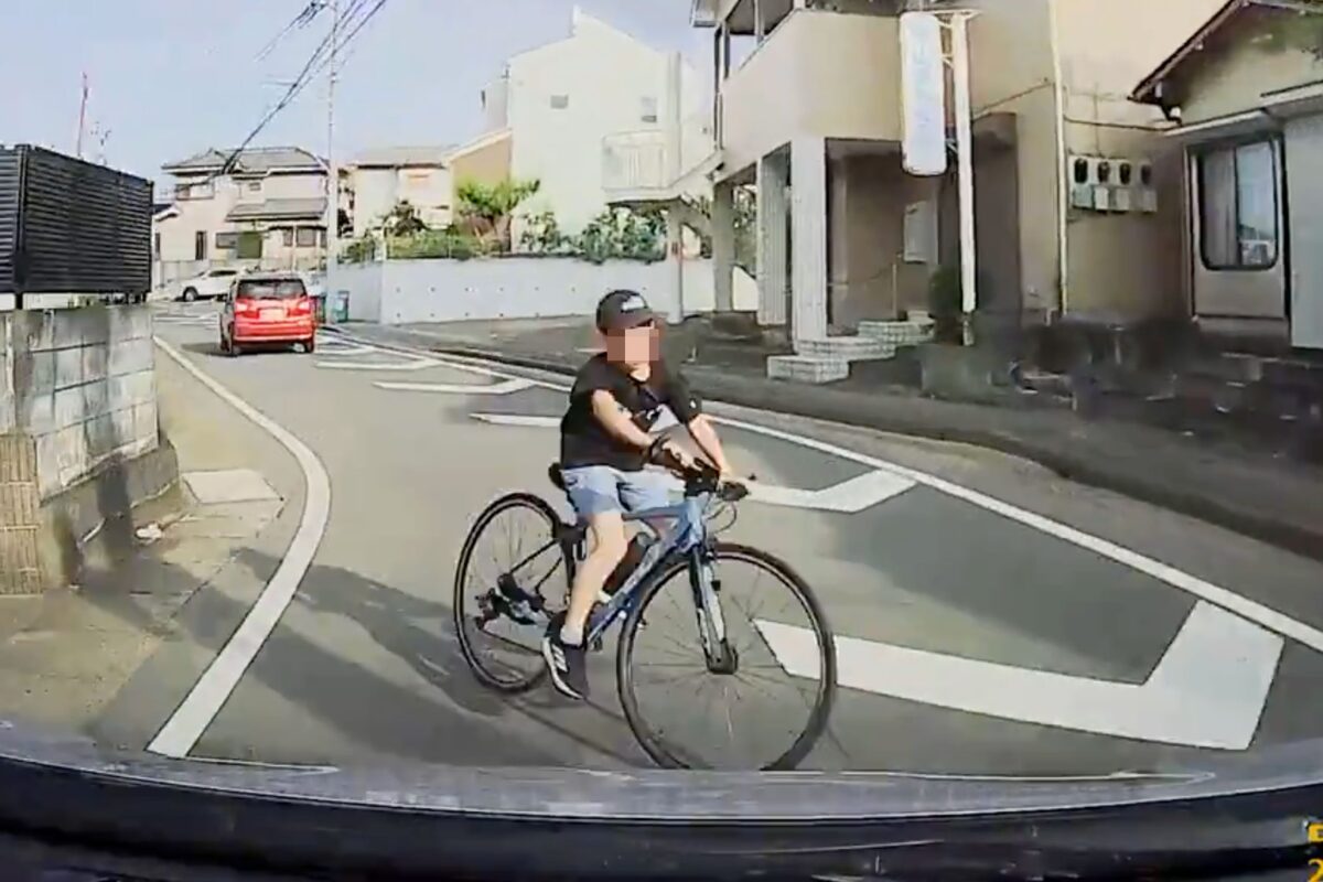進路変更する逆走自転車