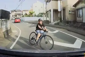 時速30kmで走行中、児童が自転車で逆走＆進路変更　ドライバー咄嗟の判断が「よく反応できた」と話題