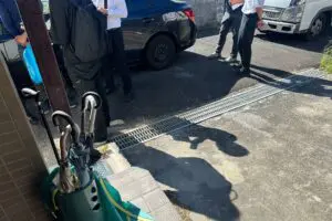 外国人従業員が住宅地の側溝に投棄した液体、「危険すぎる」と物議　責任者は「日本では駄目」と指導