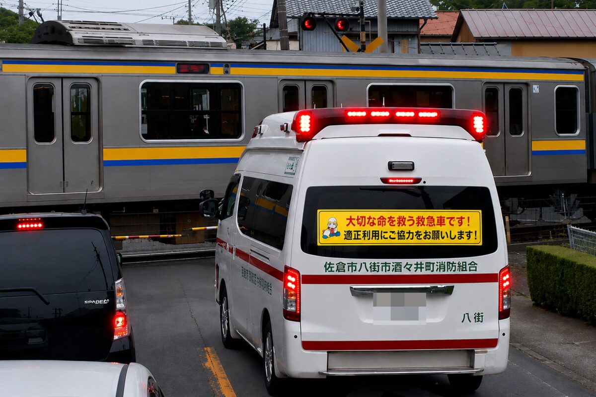 踏切前で停まる救急車