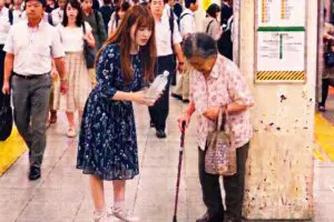 駅で失禁してる高齢女性が… 女性タレントがとった行動に「すばらしい」“本音”こぼす人も